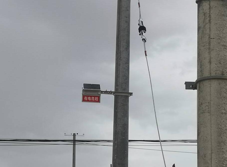 甘肅電力安裝防外破警示牌，為電力防護(hù)增添“保護(hù)傘”